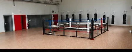 Ring et sacs de frappe du Boxing Club Énergie au gymnase Lapeyrouse à Mazamet